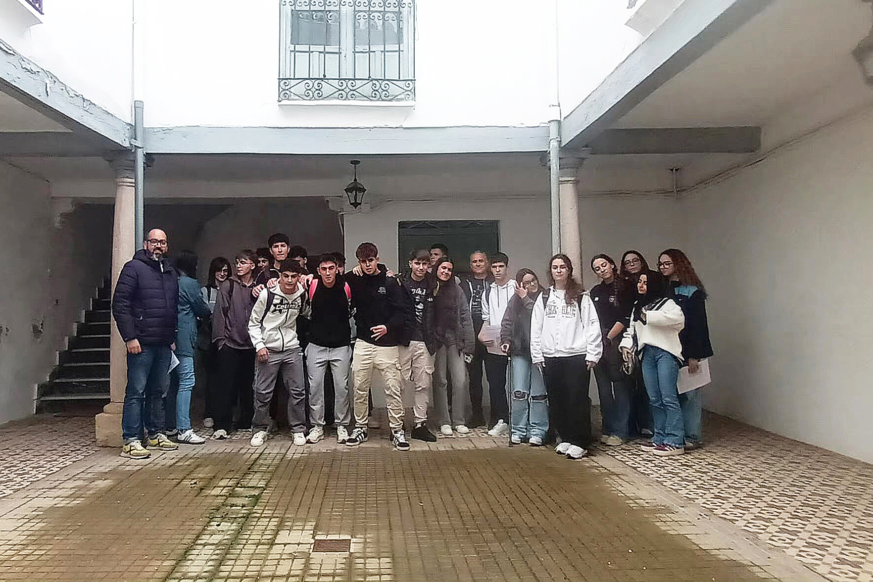 Lee más sobre el artículo Estudiantes y profesores del IES Sotomayor de Manzanares visitan la histórica Casa del Manifiesto